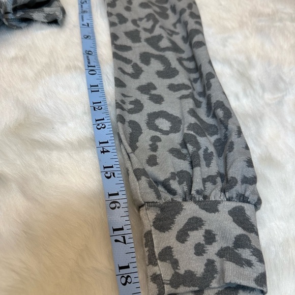 Mystree grey leopard print cropped long sleeve super soft shirt oversized small - Picture 8 of 9